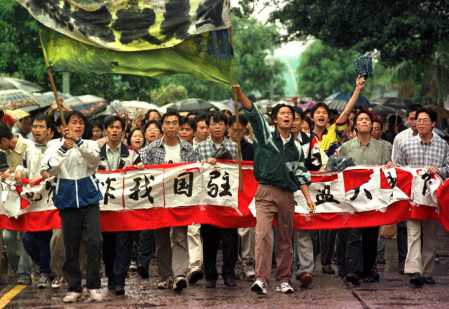 17年来首次！中国国家元首凭吊炸馆事件中的烈士