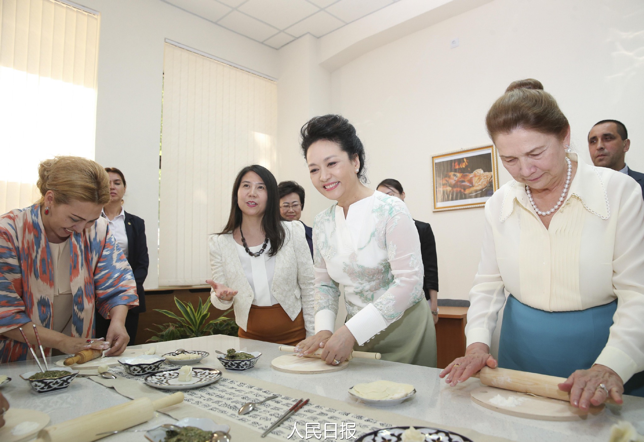 彭丽媛参观塔什干孔子学院 为学生示范包饺子