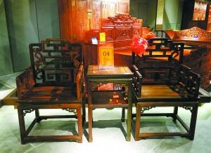 拍品交趾黄檀福寿椅，市场售价8万元，此次拍卖以5万元封顶
