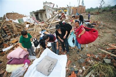 昨日，，阜宁县计桥村，村民准备前往亲戚家借住。