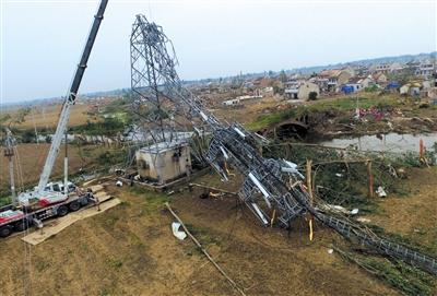 昨日，阜宁县计桥村，信号塔被龙卷风刮断。