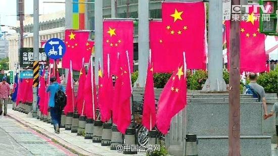 多面五星红旗在台北闹市区飘扬 民众疯狂拍照聊城评估