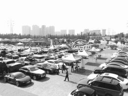 6月18日，在鸿升二手车市场举办的山西首届二手车嘉年华活动，吸引了众多车商参展。 本报记者 王波 摄