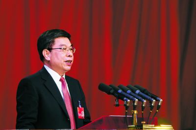 杜德印作市人大常委会工作报告。