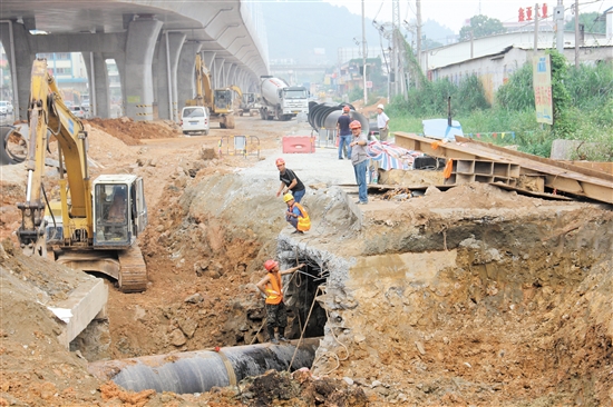 江门市应急备用水源及供水设施工程之杜阮北一路的管道铺设工程正在进行。