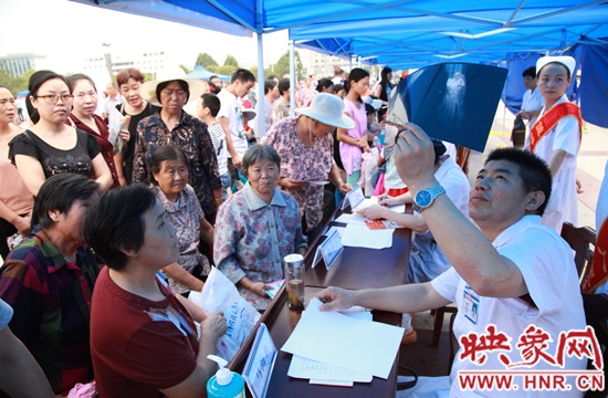 信阳市中心医院传承长征精神义诊服务百姓