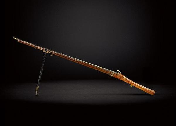 10月11日消息，中国清代乾隆皇帝的一支御用猎枪将于11月在英国伦敦苏富比拍卖行拍卖，估价150万英镑（约合1243万元人民币）。图片来源：苏富比官网