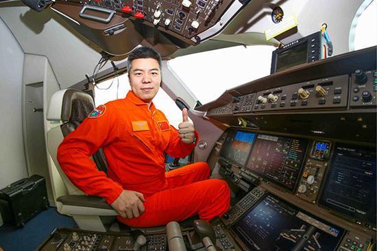 揭秘C919首飞：机长、副驾驶飞行时间均超1万小时（3）