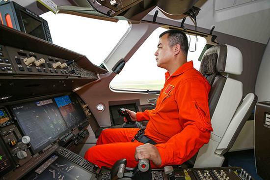 揭秘C919首飞：机长、副驾驶飞行时间均超1万小时（3）