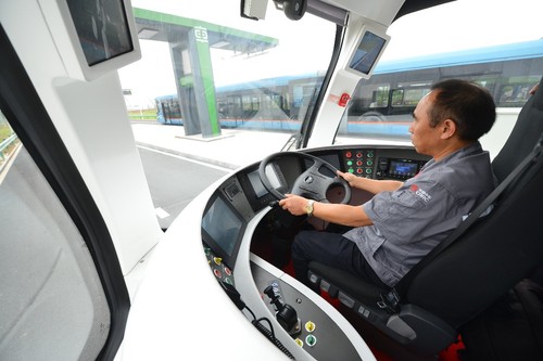 列车在马路上跑?湖南诞生全球首列虚拟轨道列车