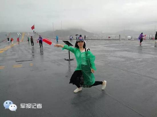 香港老人登辽宁舰热泪盈眶:很激动 为祖国自豪