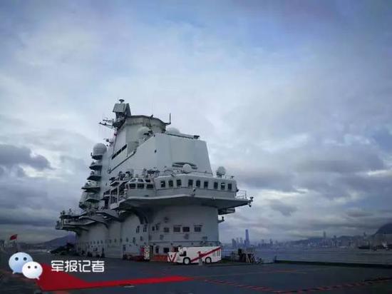 香港老人登辽宁舰热泪盈眶:很激动 为祖国自豪