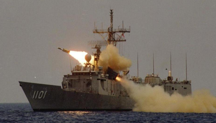 台海军精准射击操演 多枚导弹直接坠海“炸鱼”