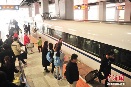 资料图：站台上准备乘车的乘客  中新社记者 刘冉阳 摄